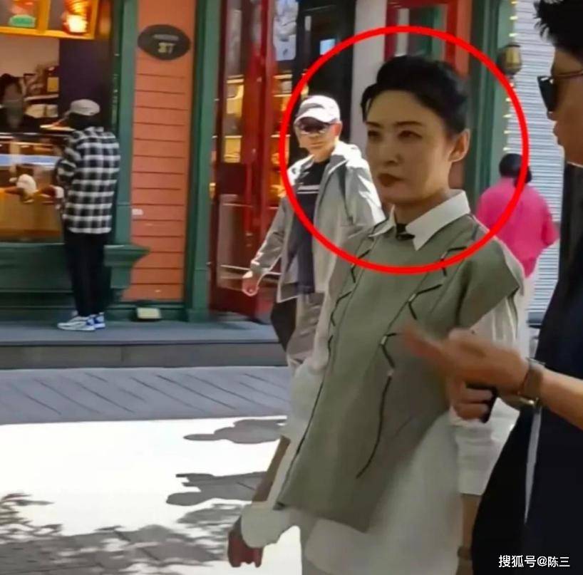60岁周涛近照曝光，褪去光环状态大不如前，网友直呼认不出
