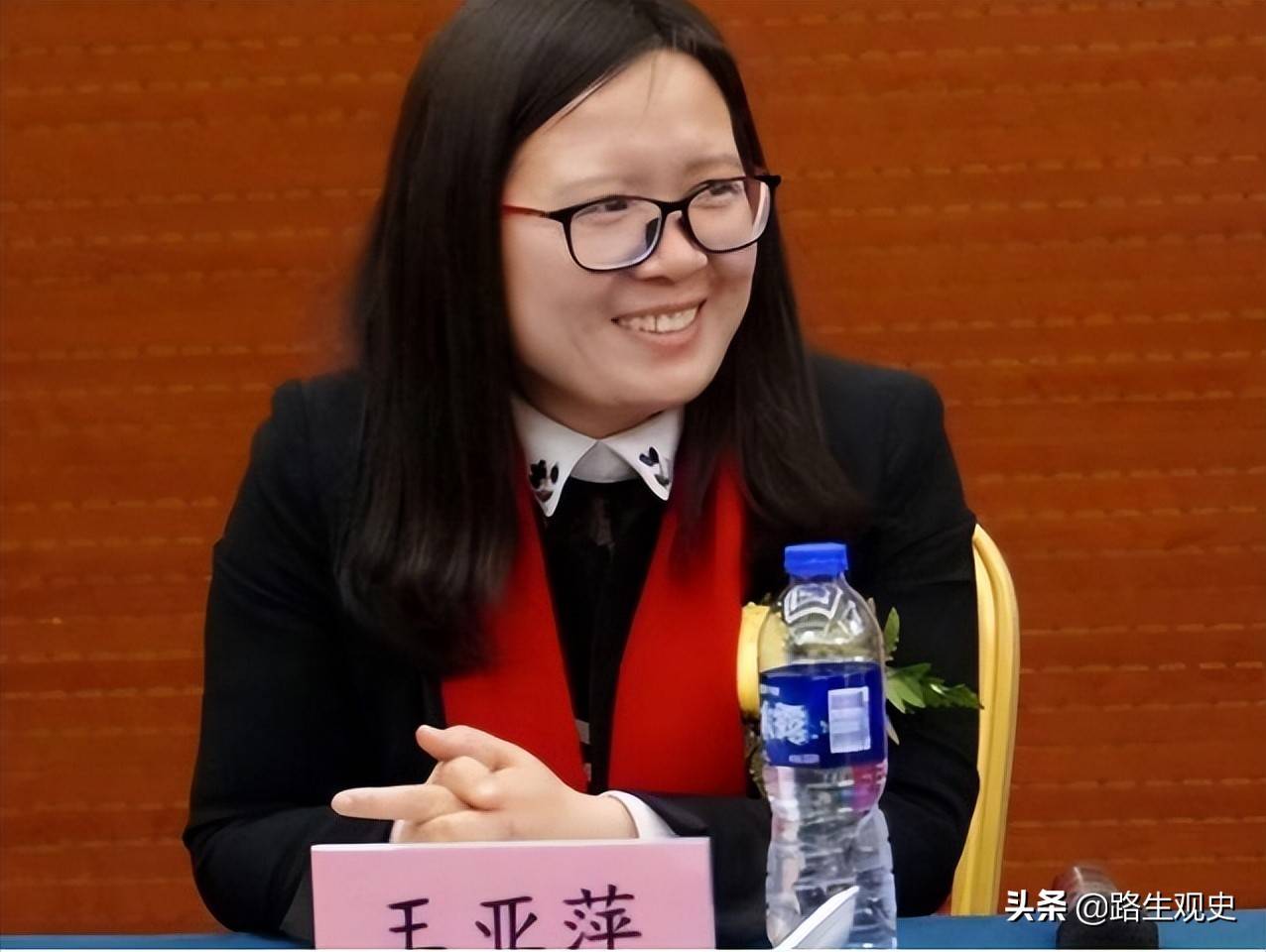 王洪文的女儿王亚萍：上学时，别人问她父亲是谁，她总是笑而不答
