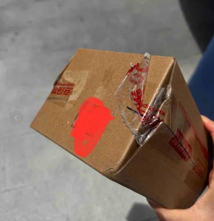 原创             12万笔记吐槽Labubu被拆盒偷换，快递员杀疯了？
