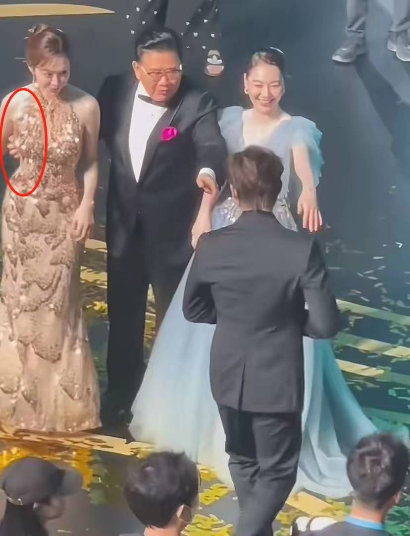 “咸猪手”风波！一张大合影撕破白玉兰晚会的体面