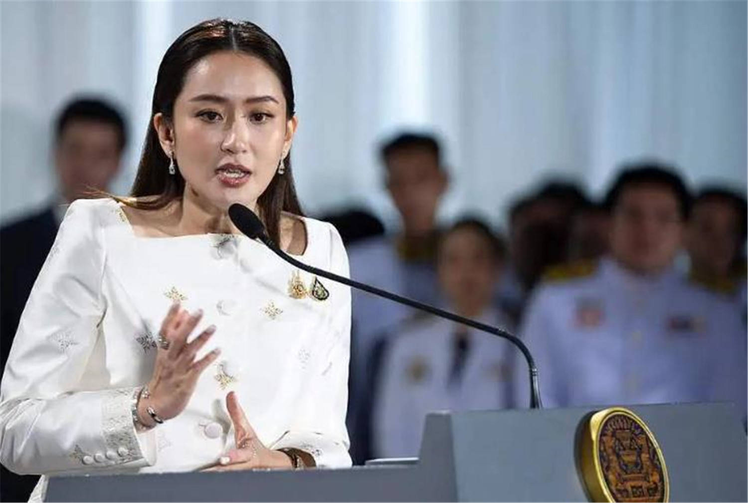 溺宠娇宝贝:美女总理被停职，泰政客狂喜，叫嚣当总理后，发兵夺取柬埔寨4省