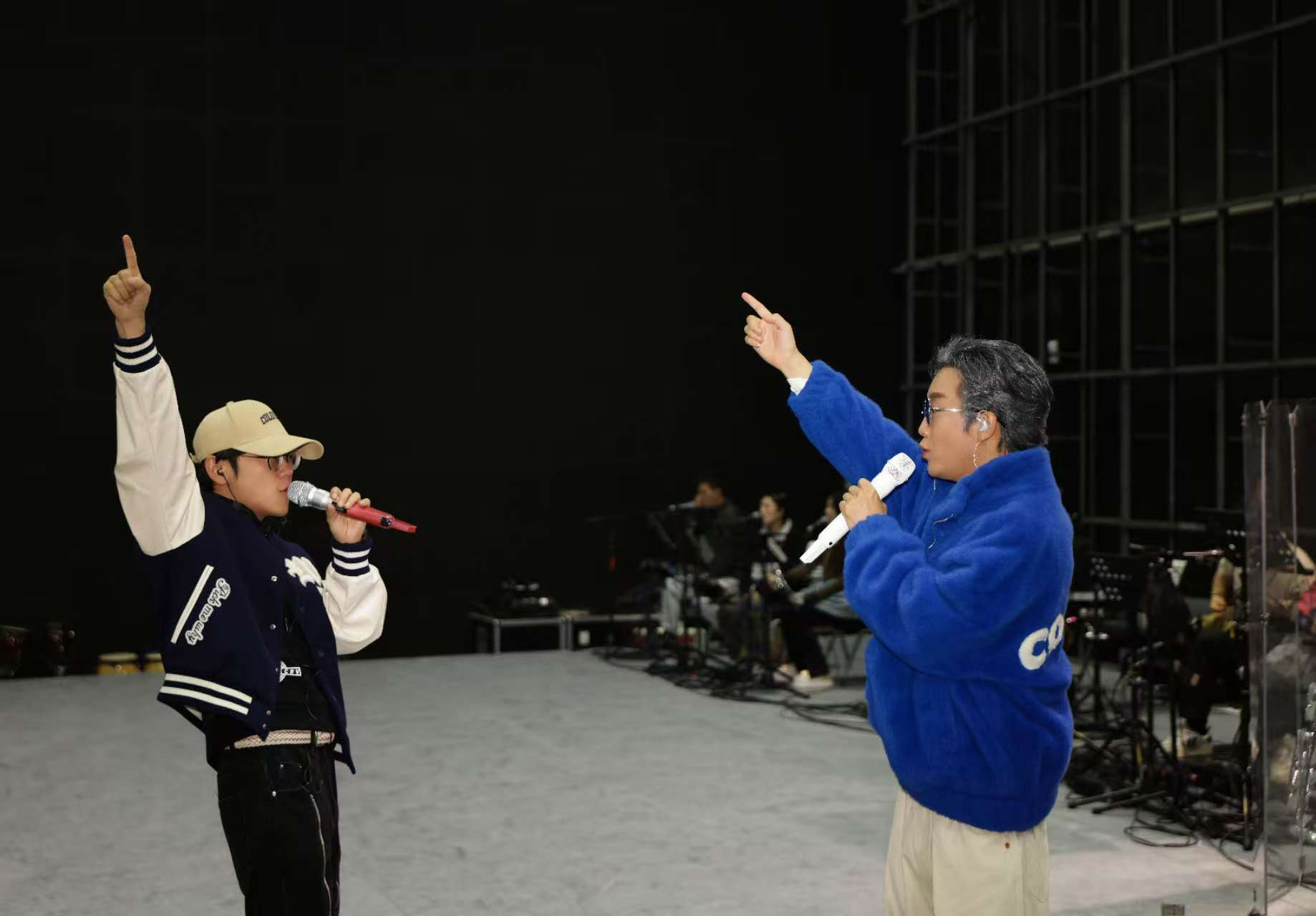 孙霄磊全新单曲《月影·嫦娥》震撼上线 独特声线演绎新国风摇滚