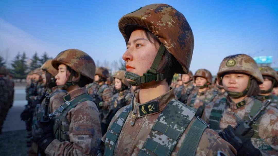 智蕙人生:非洲某国阅兵，手持迷彩81杠，穿的居然是中国07荒漠迷彩？