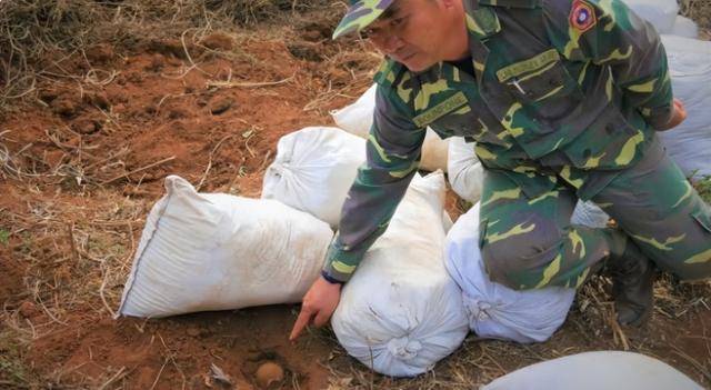 俄乌战局新爆点：老挝派50工兵助俄排雷，美国欠的血债藏不住了？
