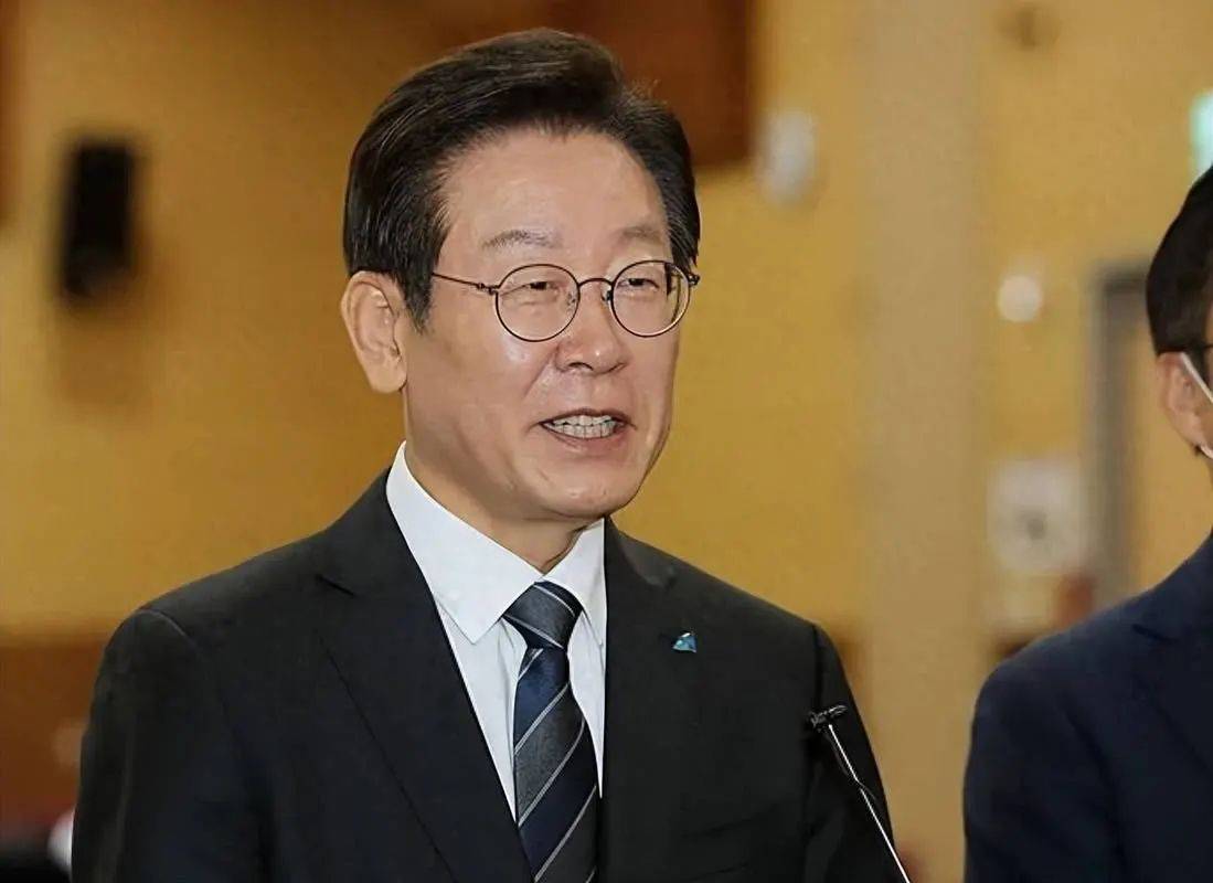 为参加阅兵，特朗普费了九牛二虎之力，没想到中国近邻躺着收到请帖