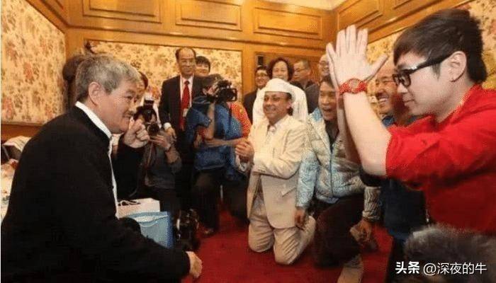 赵本山巅峰时地位有多高？怀抱章子怡不算啥，这张图才叫霸气