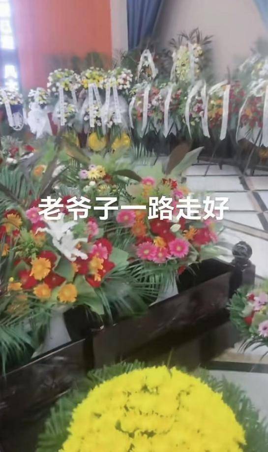 杨少华灵堂遗照曝光！儿子杨伦穿红衣奔丧，饭店发文：停业一月
