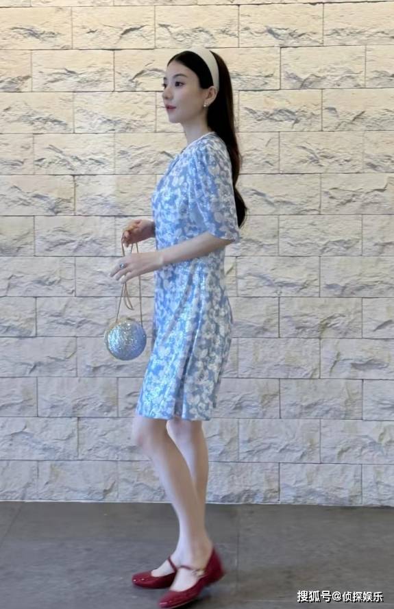 郭富城老婆首晒大肚照，怀三胎数月孕相藏不住，小腹隆起仍很瘦