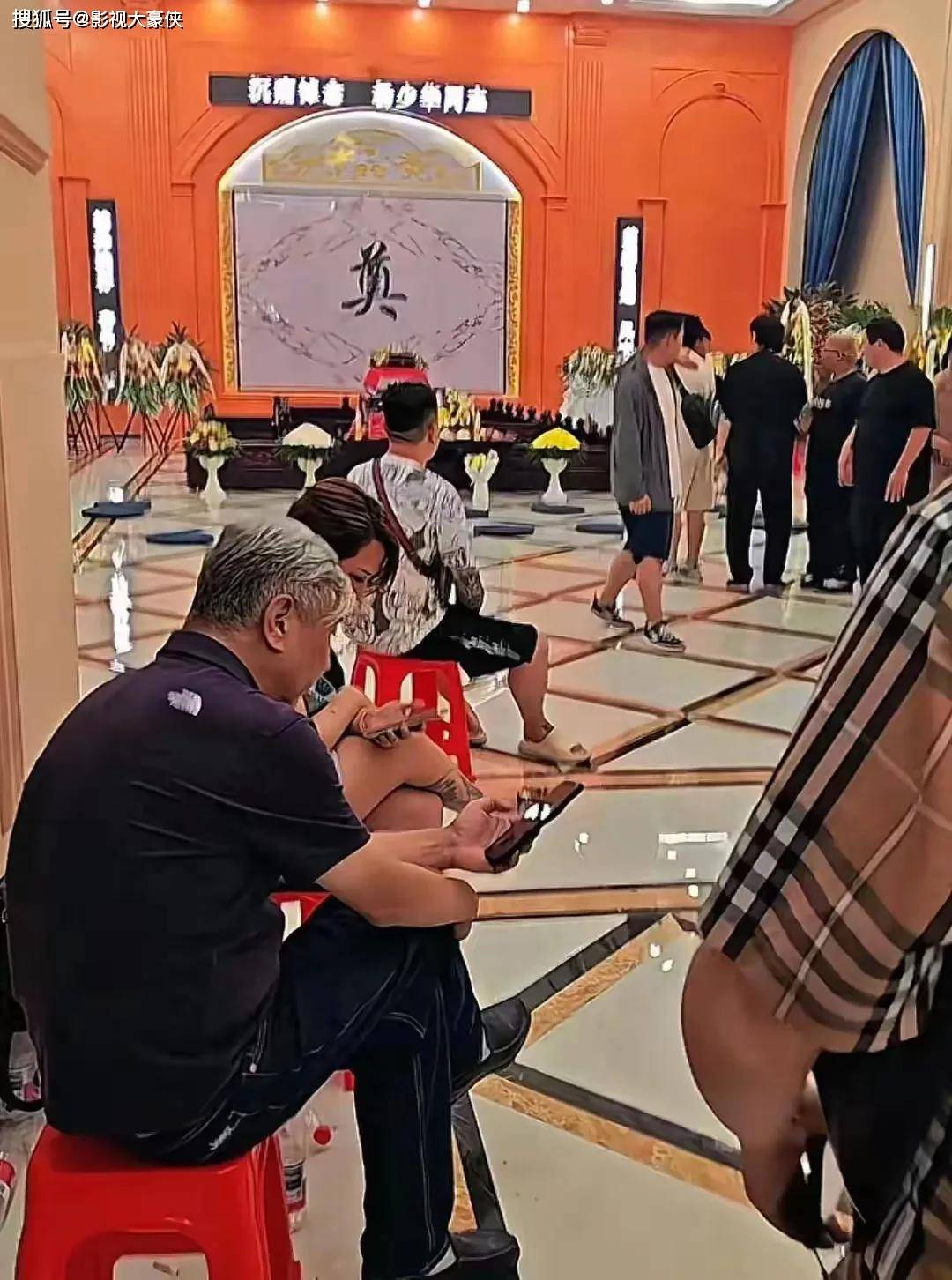 杨少华灵堂成照妖镜：贡品靠外人送，亲儿缺位，郭德纲道破人心