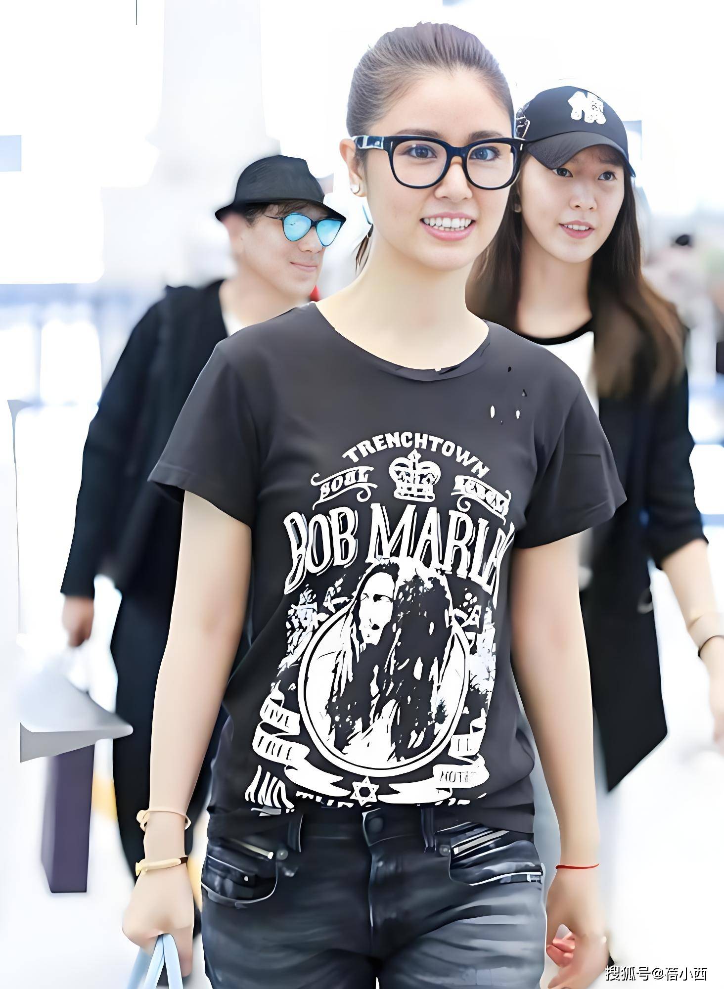 原创
49岁“林心如”又带火了“破洞裤”,配黑色T恤+短靴,时髦又减龄