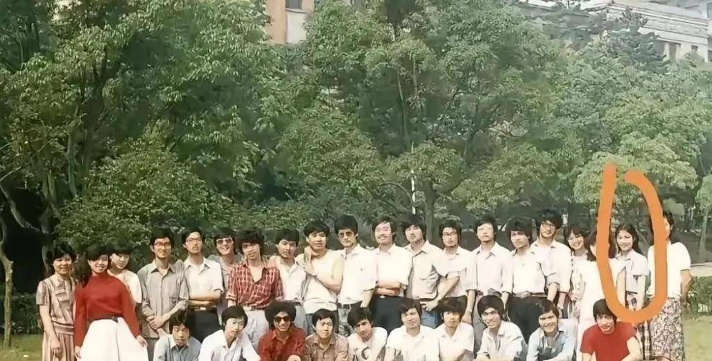宗庆后杜建英香港出差，竟同住一间房！原配施幼珍当时还蒙在鼓里