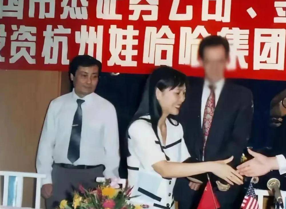 宗庆后杜建英香港出差，竟同住一间房！原配施幼珍当时还蒙在鼓里
