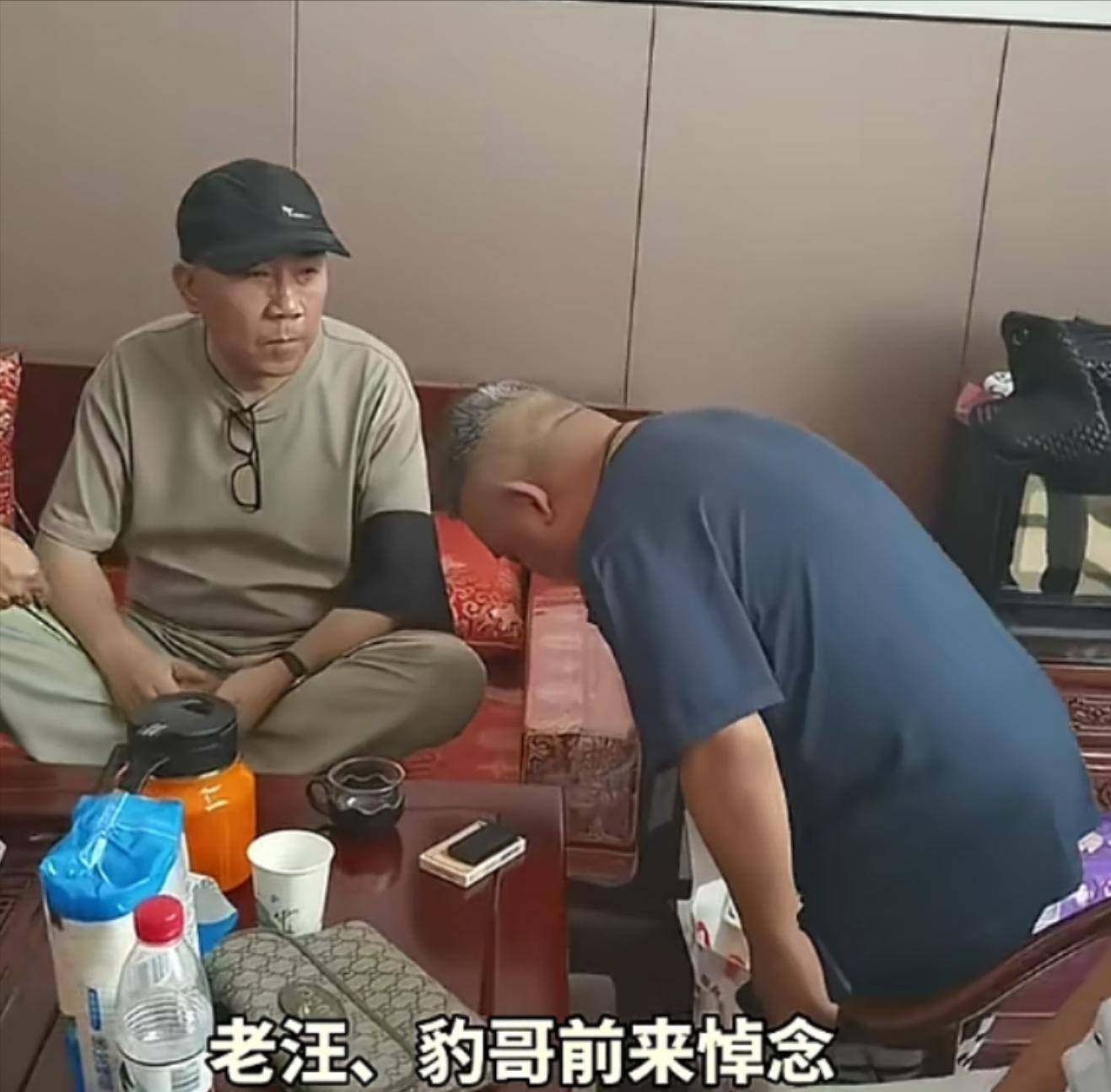杨少华头七刚过，杨老三悲痛到住院面容憔悴，杨议去探望只顾吃喝