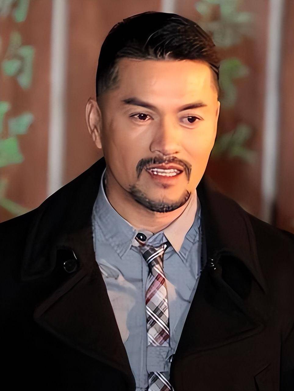 尽管事业如日中天，吕良伟的感情生活却波折不断。两段婚姻均以失败告终