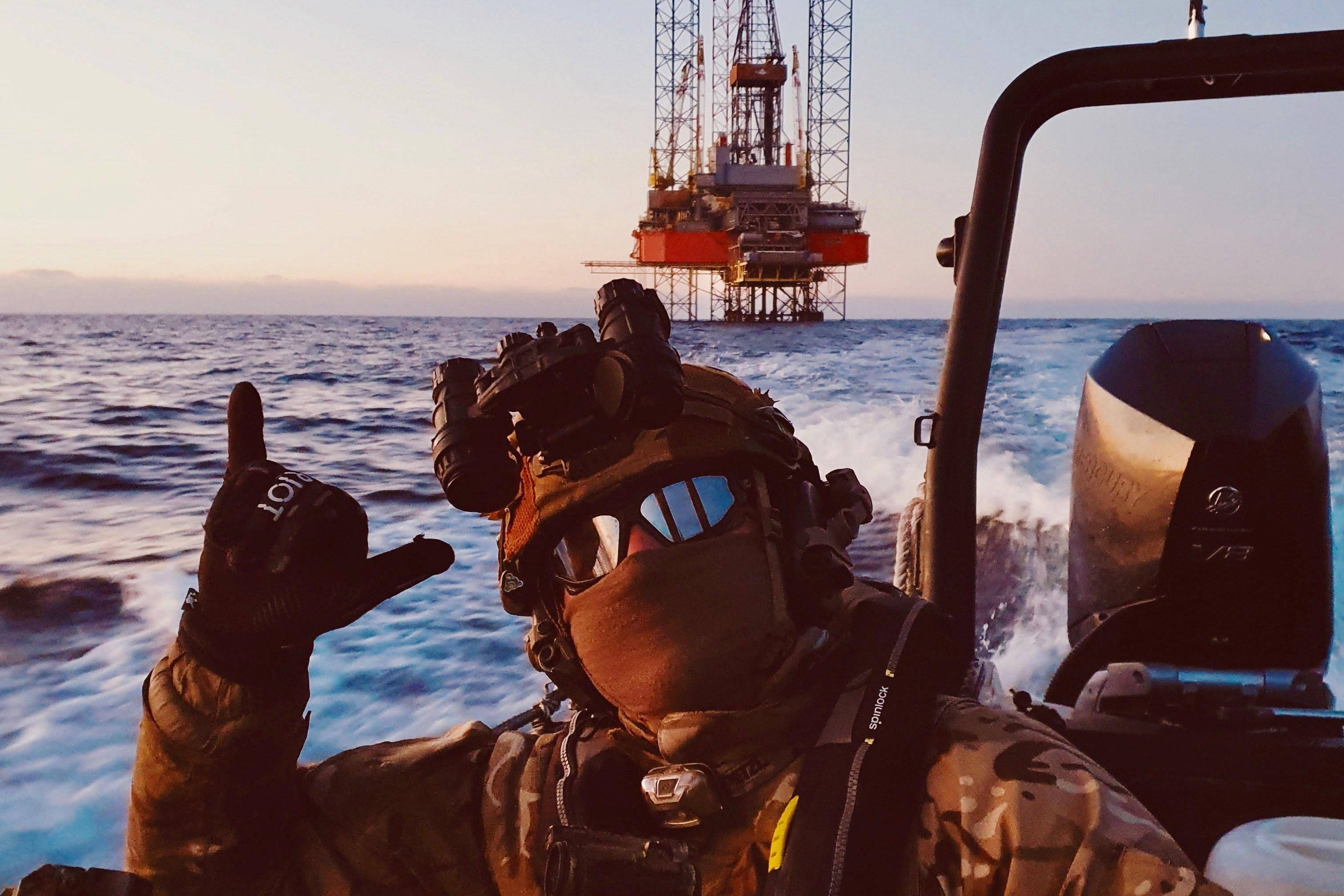 黑海变“炼狱”，俄军报复乌特种兵炸出火炬，让出制海权自吞苦果