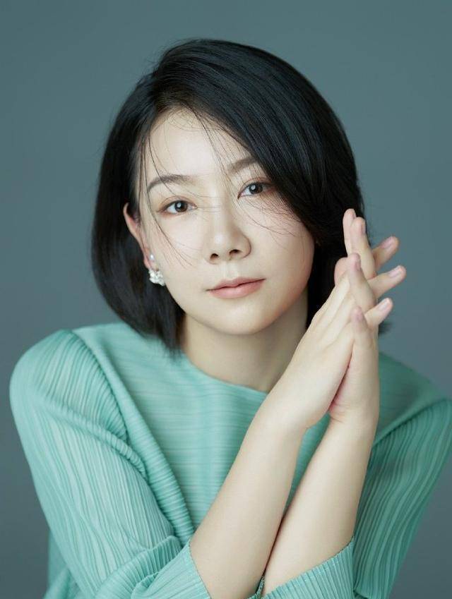 2011年，全裸接受记者采访，她挑战众目睽睽的目光，“我敢看你们，你们敢看我吗”