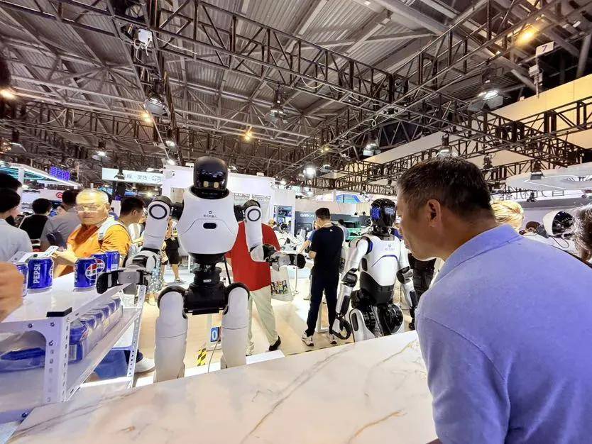 WAIC最“火爆”的展区，“浦东人形机器人”战队捷报频传