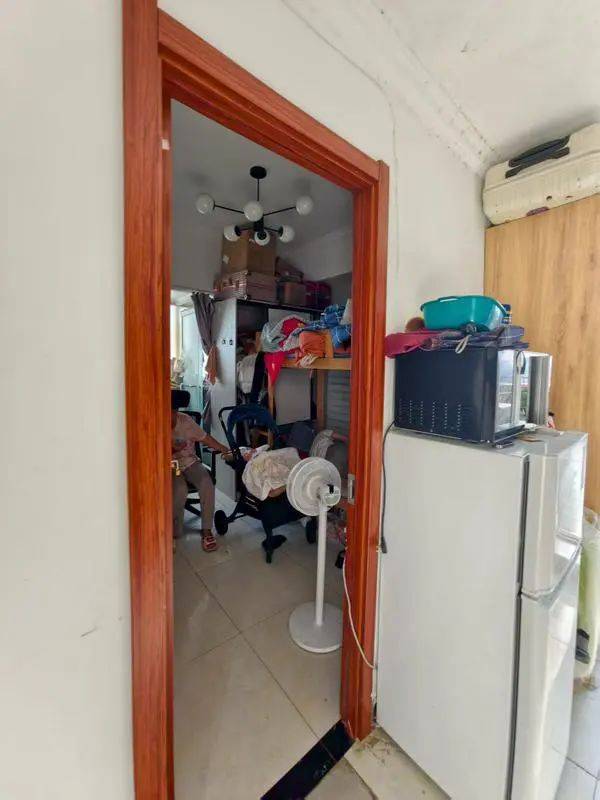 疯狂！沪上“复式群租屋”，隔出14间房塞进几十人！让人揪心的，不止这一处