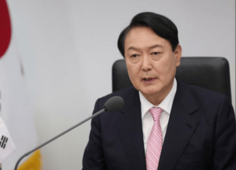 对抗140分钟！尹锡悦拒捕不顾颜面，不穿衣服在地上撒泼打滚