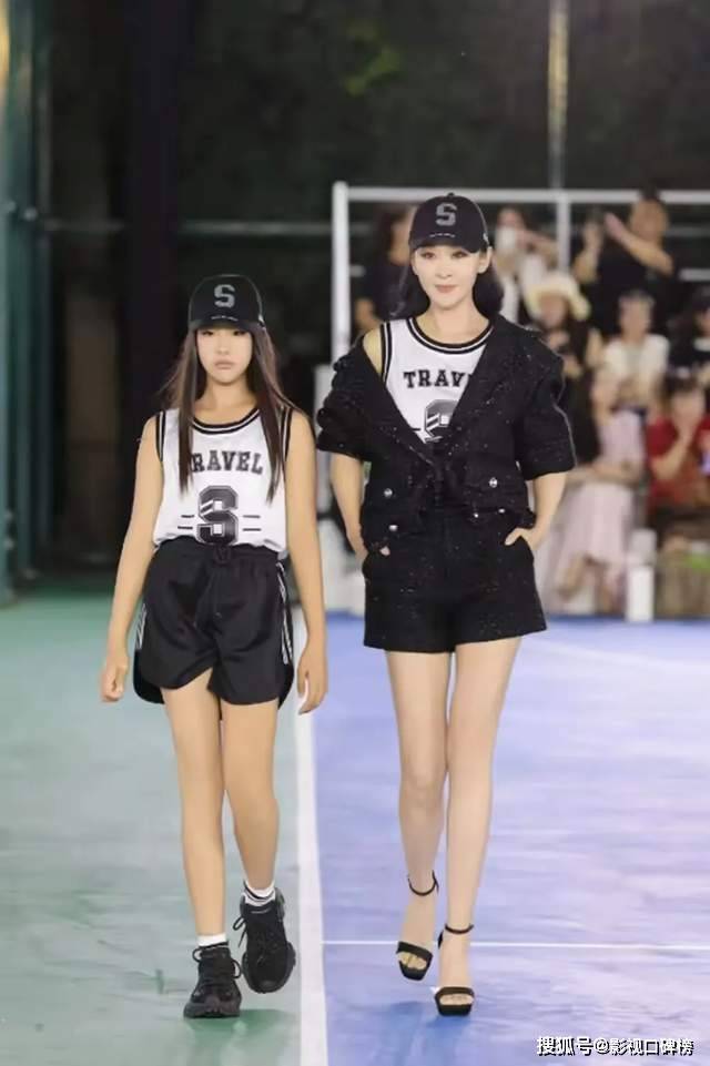 苗圃一家巴黎度假，富商老公打扮时髦，11岁女儿个子高、大长腿