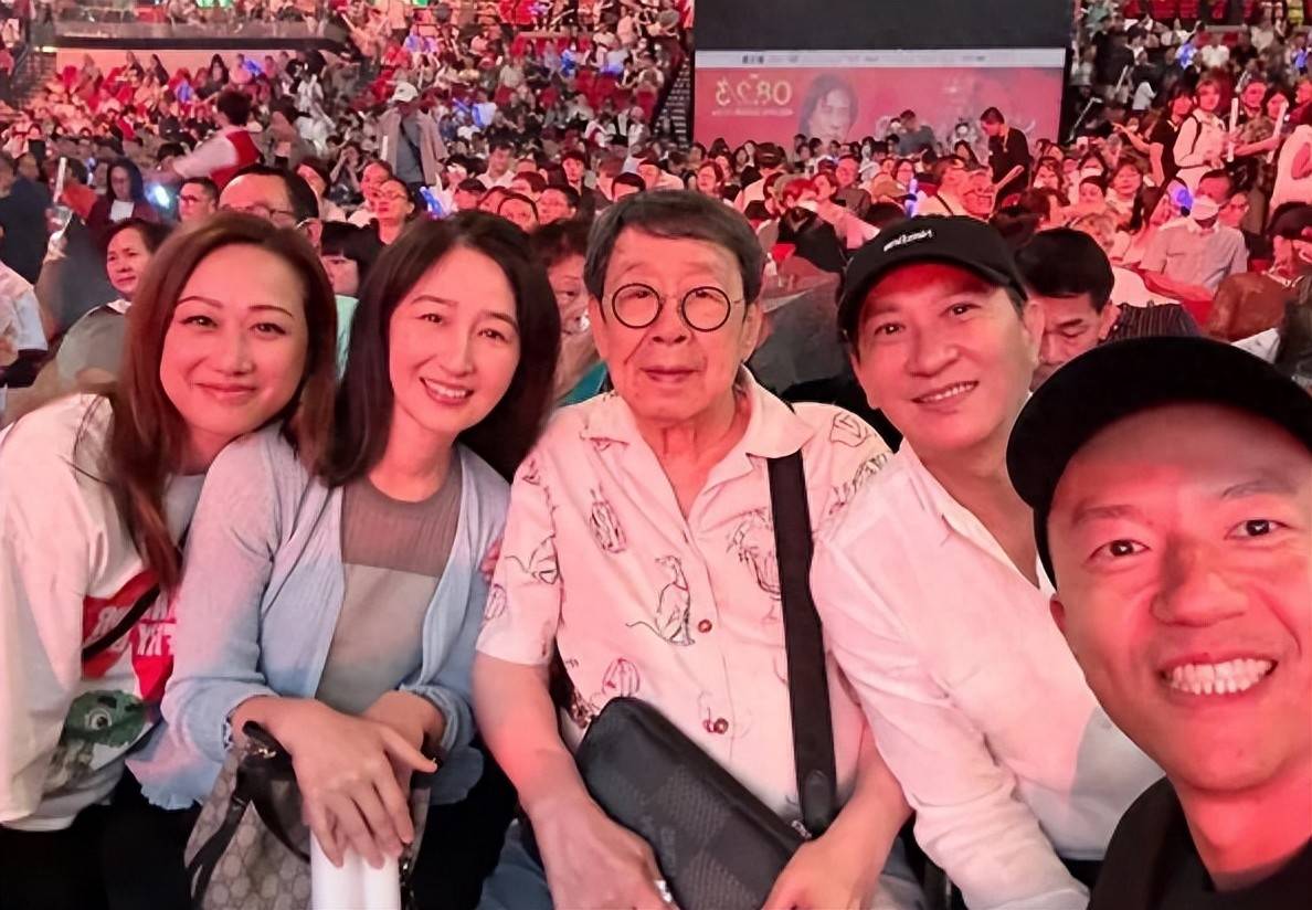 张家辉带妻子关咏荷看演唱会，同样的年纪关咏荷却呈现断崖式衰老