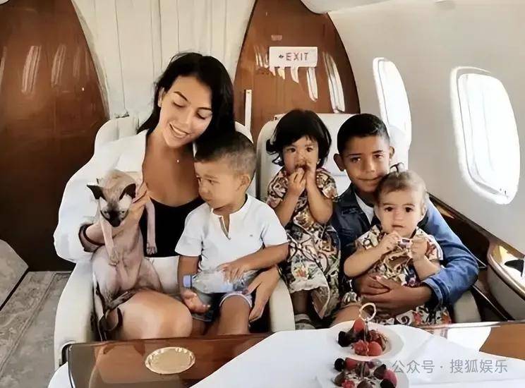 共同抚养5个孩子的九年爱情长跑终于结局？他俩这事可算是定下了！
