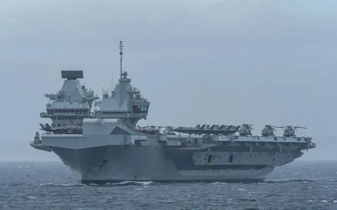 英航母驶入横须贺，甲板上F35B密密麻麻，日本纳闷：为啥中国人不害怕？