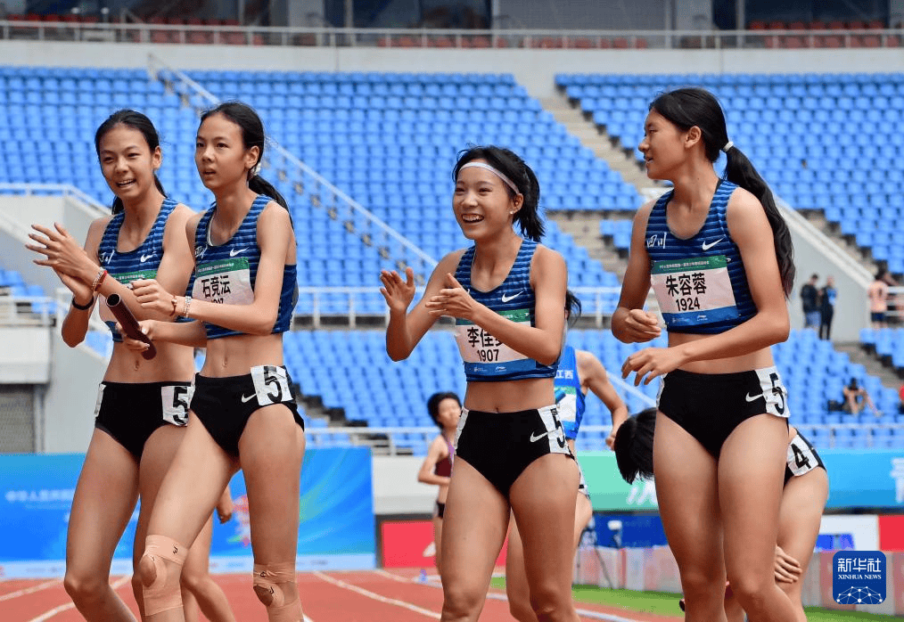 全国青少年运动会：四川夺女子4X400米冠军 09年姐妹花抢镜