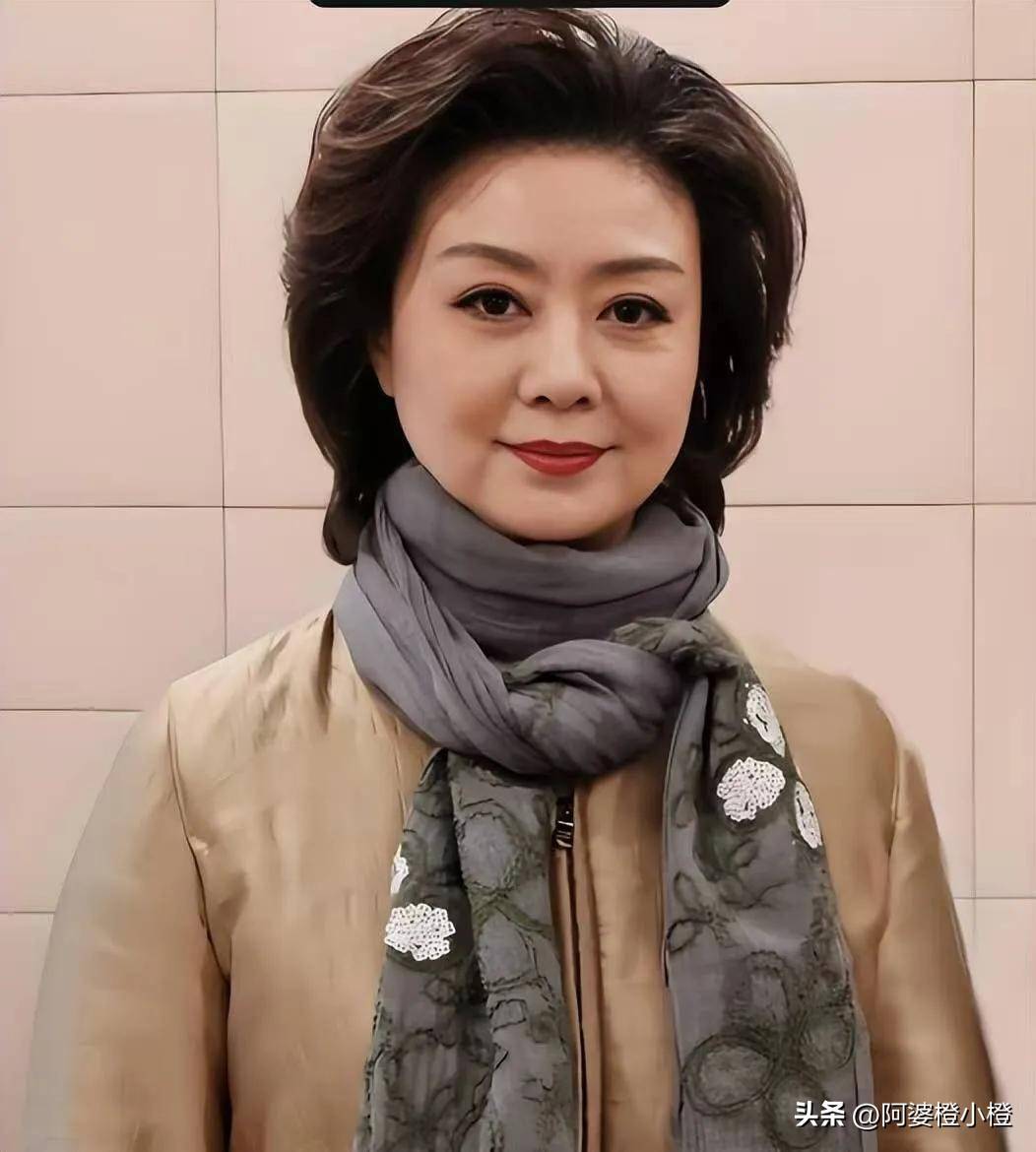 至今未婚未育，身边却有男人陪了近27年！59岁的她才是真人间清醒
