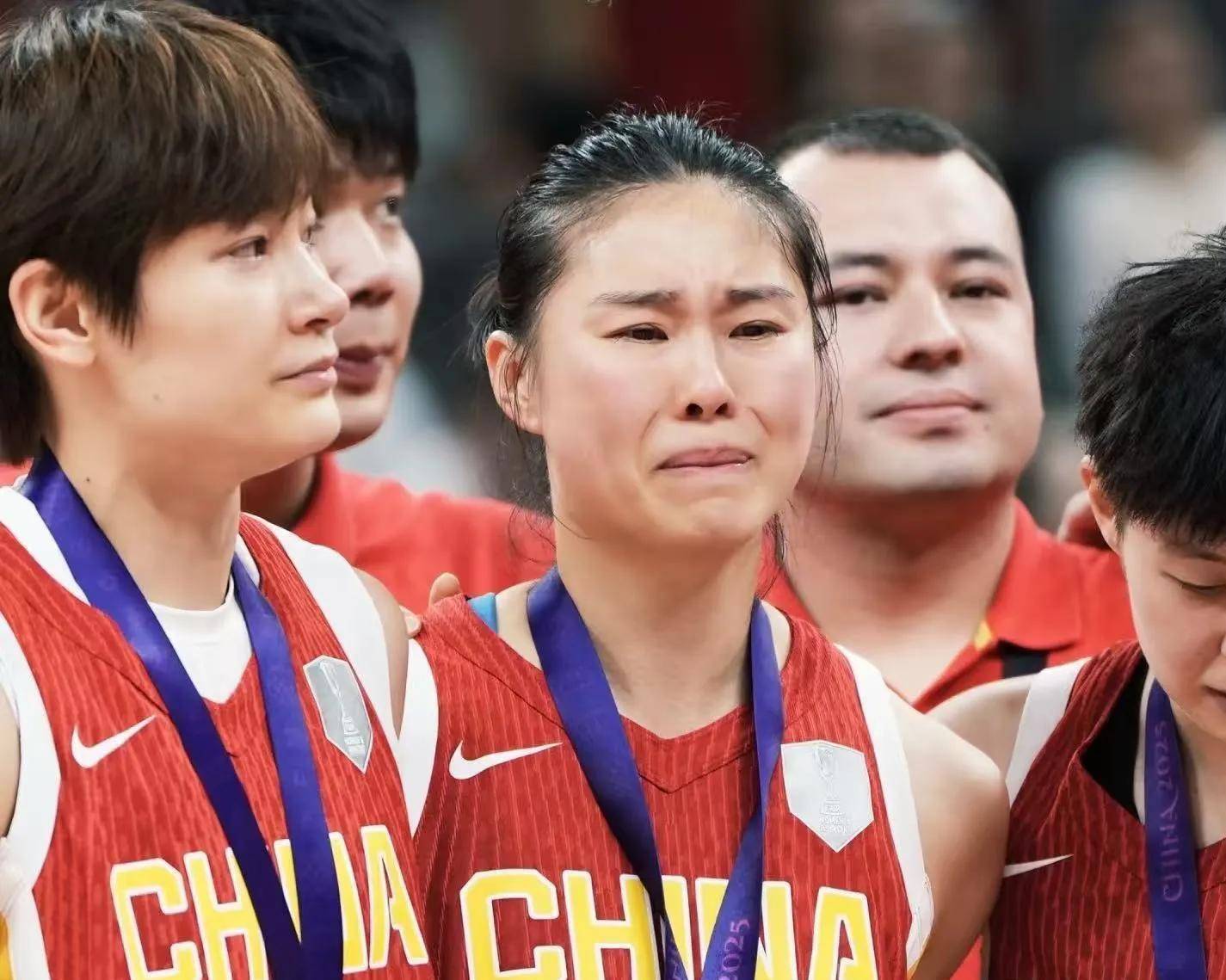 原创             泪目！中国女篮95黄金一代集体告别？李梦杨力维王思雨全缺席集训