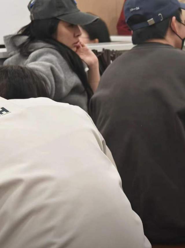 王晓晨和俞灏明国外度假，整个人变化好大，脸肿的像孕妇的状态