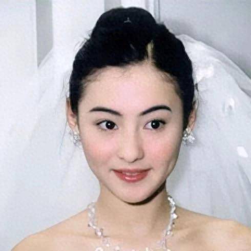 年前“旧衣服”不袒胸露背却艳压全场瓦力棋牌试玩上海这一夜张柏芝穿23(图2)