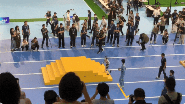 机器人也会「摸鱼」了？宇树G1赛后葛优瘫刷美女视频，网友：比人还懂享受生活