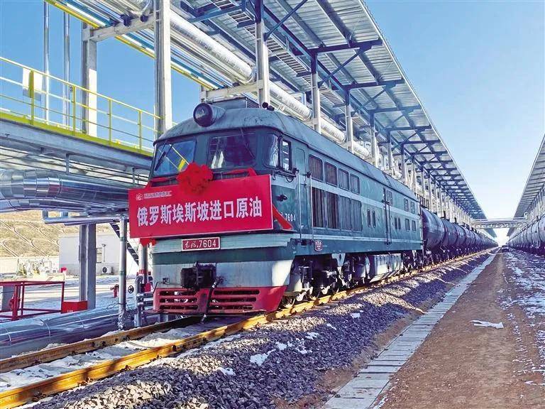 “背刺”中国？与普京会面后，特朗普：中俄是“天然的敌人”？