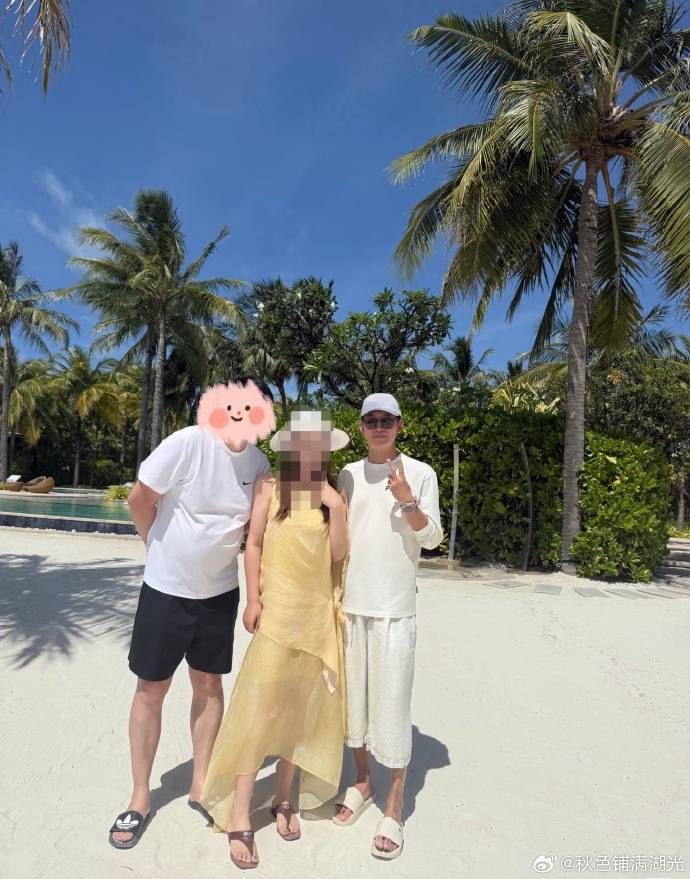任重一家与王阳一家海外度假，两人交流自然，妻子们相邻而坐