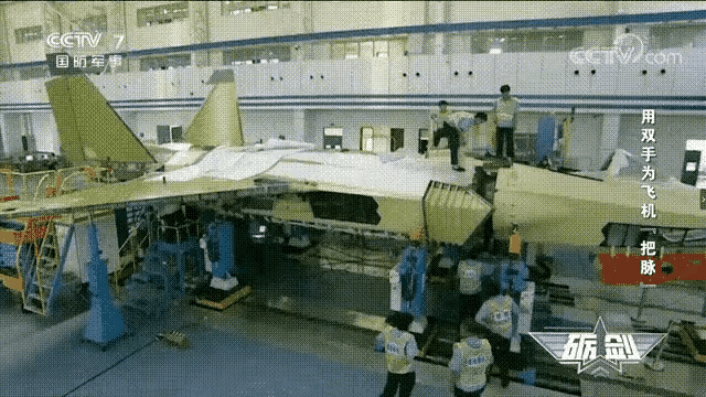 歼35生产线曝光后，西方媒体才看出问题:中国海军比空军更急需