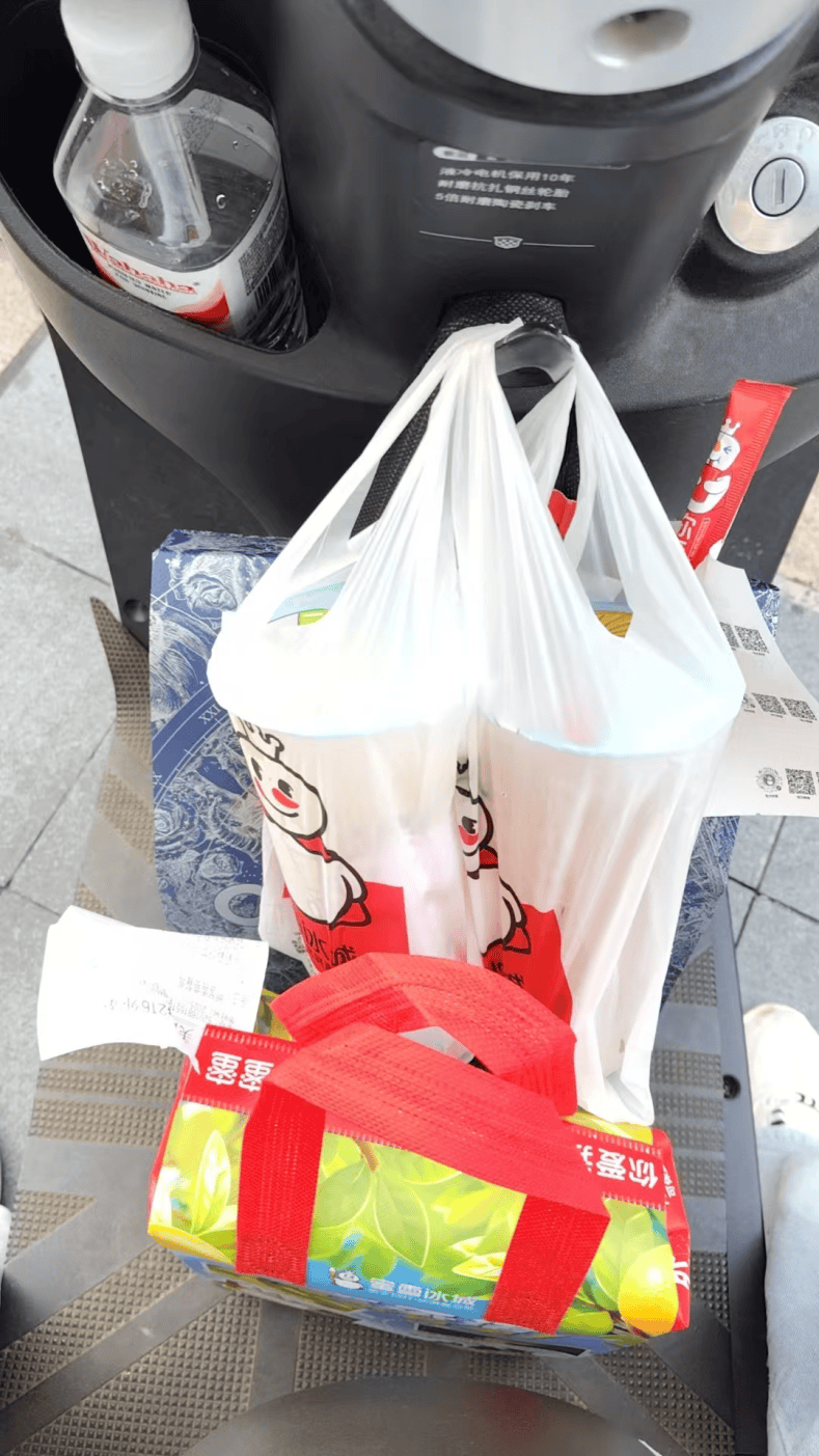 公务员下班送外卖 月入764元有成就感