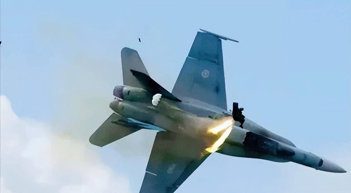 美军F-15滑行中突发弹射事故，后座飞行员“零高度逃生”全程曝光