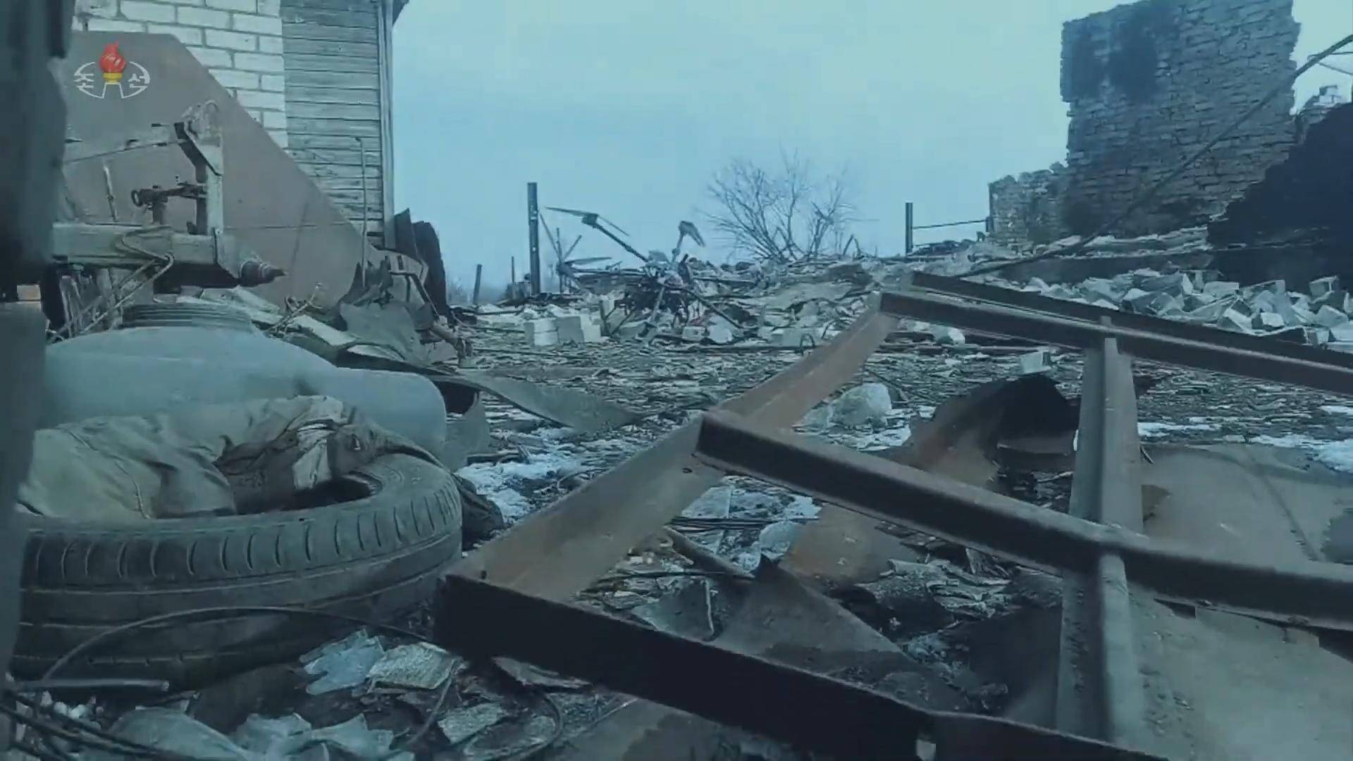 朝鲜兵坐山东猫突击，炸美国突击车，炸反地雷车，107火箭炮开火