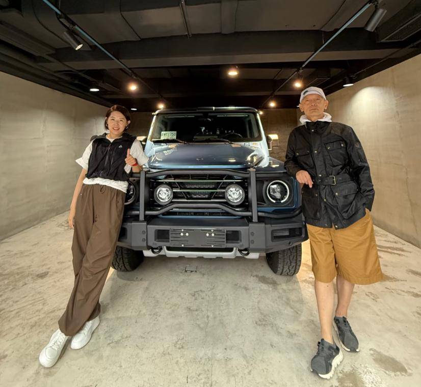 68岁葛优买80万越野车，与美女亲切合影，打扮年轻精神佳