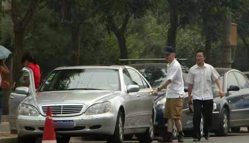 68岁葛优买80万越野车，与美女亲切合影，打扮年轻精神佳