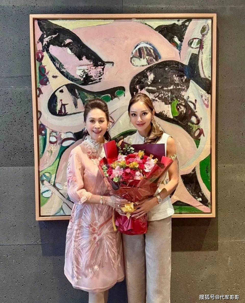 离婚5年后，魏骏杰前妻过38岁生日，戴名表金链打扮富贵生活惬意