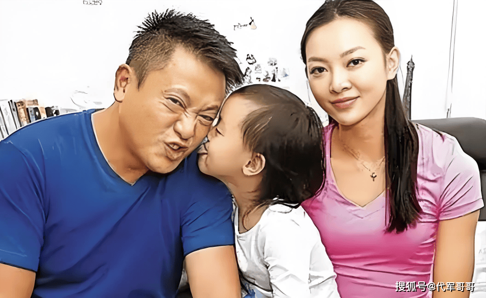 离婚5年后，魏骏杰前妻过38岁生日，戴名表金链打扮富贵生活惬意