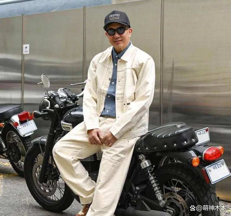 具俊晔七夕到墓地陪伴大S，倒影暴露他亲自摆拍，台媒还帮着掩盖