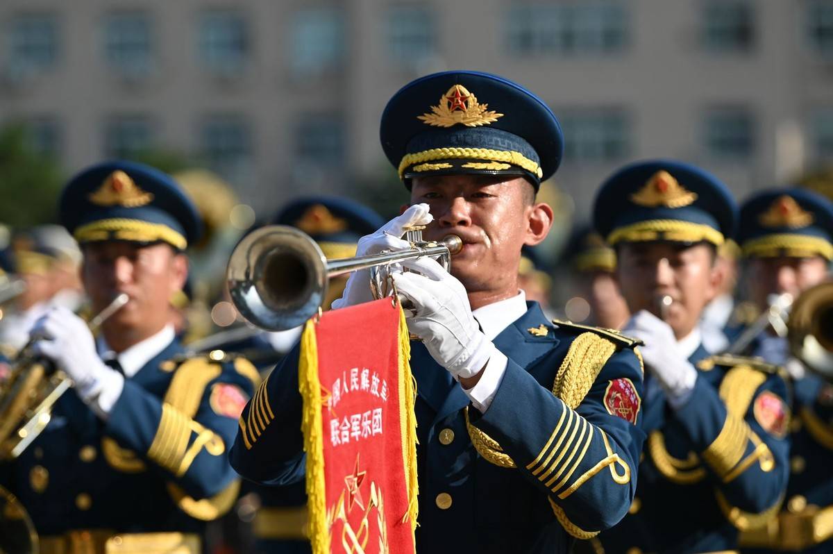 普京专机降落天津，顺着红地毯走下专机，携三位副总理及政要访华，带来了大半个俄高层！