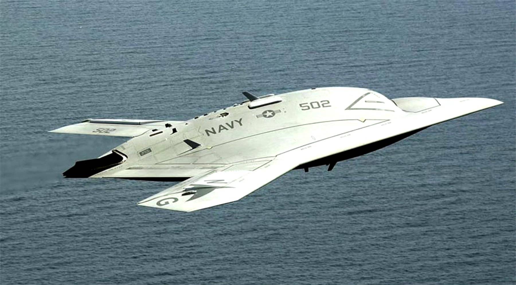 XP-47B的原型机冲向8470米高空，仪表盘显示时速飙升至690公里