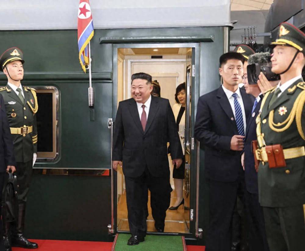 金正恩携女儿访华，女儿穿搭黑色西装太飒，脸蛋肉嘟嘟的很可爱