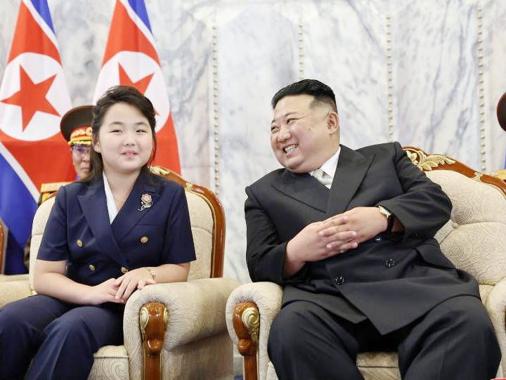 金正恩携女儿访华，女儿穿搭黑色西装太飒，脸蛋肉嘟嘟的很可爱