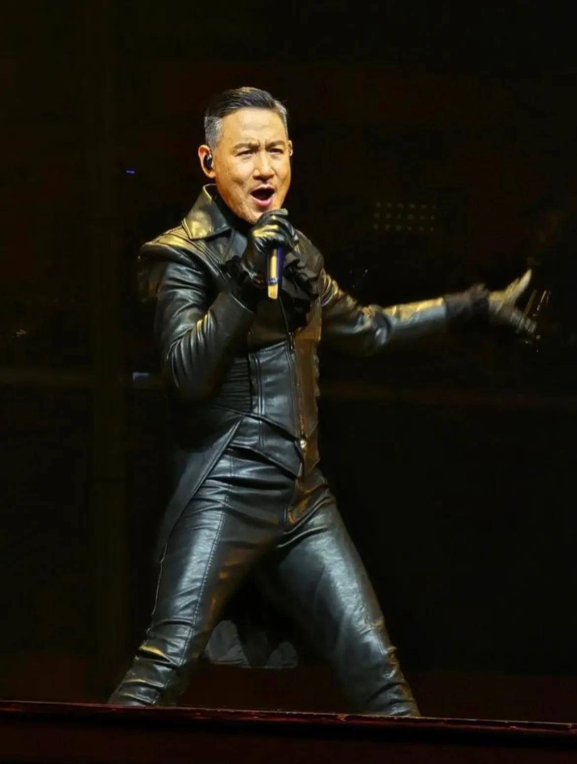 歌神破音！64岁张学友演唱会上含泪道歉，粉丝竟齐喊“不要停”