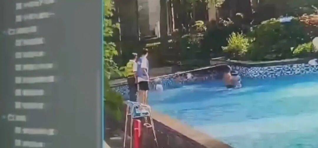 痛心！7岁女童疑被泳池排水口吸入身亡，消防挖开路面打捞救援